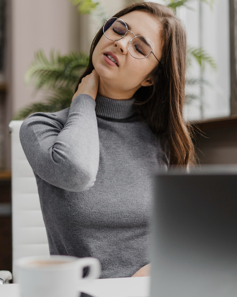 Neck Pain Basingstoke A man experiencing strong neck pain in Basingstoke.